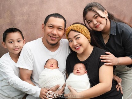Mpok Alpa Ungkap Bayi Kembarnya Punya Kebiasaan Menyusu Berbeda