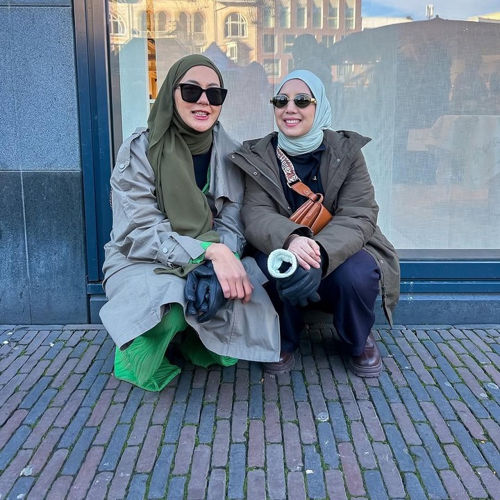 <p>Belakangan, Paula Verhoeven dan Tya Ariestya sering menghabiskan waktu bersama. Keduanya memang diketahui sudah menjalin persahabatan cukup lama, Bunda. (Foto: Instagram @tya_ariestya)</p>