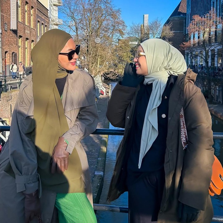 <p>Baru-baru ini, Paula dan Tya memutuskan untuk <em>traveling</em> bersama ke Belanda. Tya mengunggah momen saat keduanya menikmati pemandangan musim dingin di Belanda dan berjalan-jalan di Negeri Kincir Angin. (Foto: Instagram @tya_ariestya)</p>