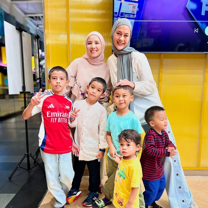 <p>Tak hanya sebagai bestie, Paula dan Tya juga sering menghabiskan waktu bersama dengan anak-anak mereka. Apalagi, kedua Bunda ini sama-sama memiliki anak laki-laki yang seumuran. (Foto: Instagram @tya_ariestya)</p>
