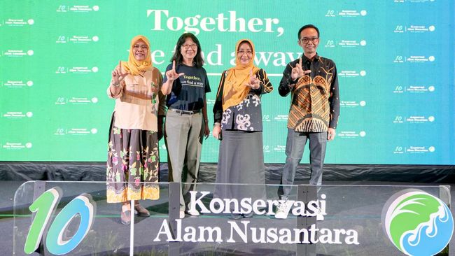 Selain dari hal-hal tersebut, ada salah satu jenis pariwisata yang juga sangat lekat dengan pariwisata berkelanjutan, yakni wisata ke area konservasi.