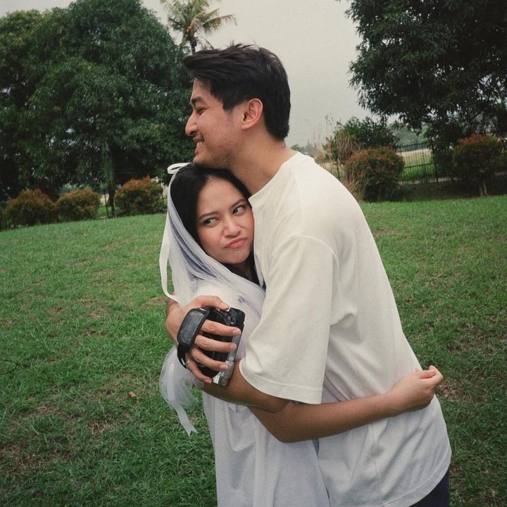 <p>Hanggini bercerita bahwa sebelumnya ia dan Lutfi akan merayakan hari jadi pernikahan di Korea. Sayangnya, karena keterlambatan visa, keduanya pun harus merayakan hari bahagia spesial ini dengan berkeliling Bogor. (Foto: Instagram: @hanggini)</p>