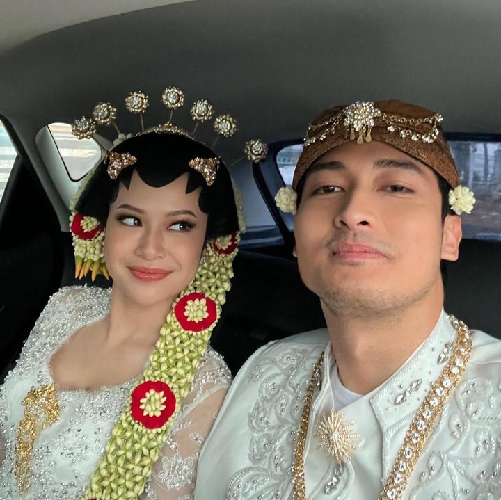 <p>Dalam rangka merayakan anniversary-nya ini, Hanggini pun turut mengunggah momen kebersamaannya dengan sang suami. Ia juga membagikan potret kala memakai pakaian pengantin. (Foto: Instagram: @hanggini)</p>