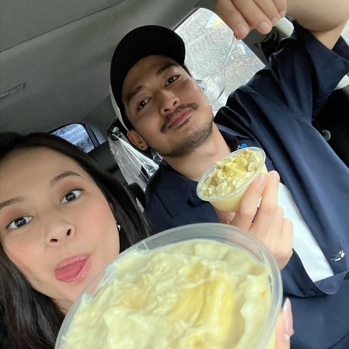 <p>Meski begitu, keduanya tetap menjalani keseharian dengan bersenang-senang. Mereka kedapatan membuat keramik, memakan es duren, hingga berkeliling di Kebun Raya Bogor. "Senang bisa bikin keramik, makan es duren, makan bakso, ke Kebun Raya Bogor, dll!! Akan ada banyak bahagia bahagia lain ke depannya, tidak sabar menunggu petualangan lain denganmu L! Selamat 356 hari," ungkapnya. (Foto: Instagram: @hanggini)</p>