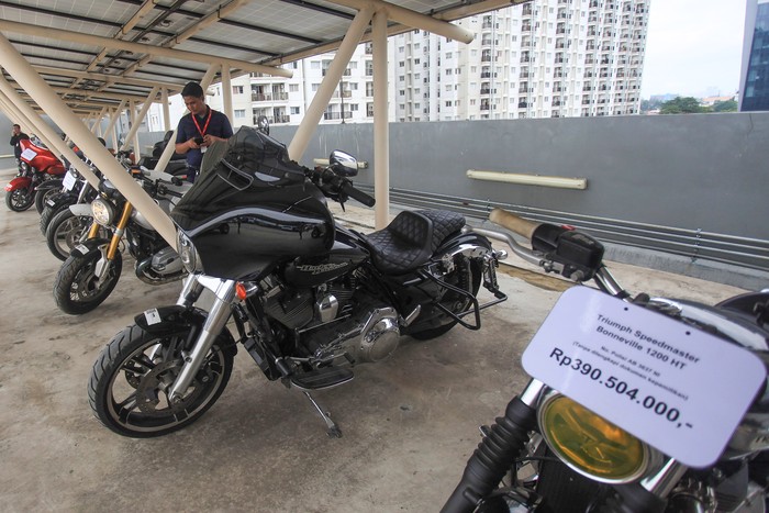 Staf direktorat Pelacakan Aset, Pengelolaan Barang Bukti, dan Eksekusi (Labuksi) KPK memeriksa mobil-mobil sitaan hasil rampasan kasus korupsi yang akan dilelang di Rumah Penyimpanan Benda Sitaan (Rupbasan) KPK, Cawang, Jakarta, Kamis (5/12/2024). KPK akan melelang barang rampasan dari 13 perkara tindak pidana korupsi yang telah berkekuatan hukum tetap (inkrah) tersebut pada Selasa (10/12) sebagai peringatan Hari Antikorupsi Sedunia (Hakordia) 2024. ANTARA FOTO/Reno Esnir/app/tom.