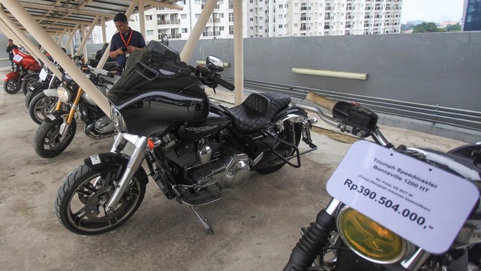 Staf direktorat Pelacakan Aset, Pengelolaan Barang Bukti, dan Eksekusi (Labuksi) KPK memeriksa mobil-mobil sitaan hasil rampasan kasus korupsi yang akan dilelang di Rumah Penyimpanan Benda Sitaan (Rupbasan) KPK, Cawang, Jakarta, Kamis (5/12/2024). KPK akan melelang barang rampasan dari 13 perkara tindak pidana korupsi yang telah berkekuatan hukum tetap (inkrah) tersebut pada Selasa (10/12) sebagai peringatan Hari Antikorupsi Sedunia (Hakordia) 2024. ANTARA FOTO/Reno Esnir/app/tom.