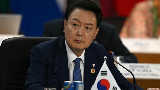 Korea Selatan melarang Presiden Yoon Suk Yeol bepergian keluar negeri usai lolos dari mosi pemakzulan setelah drama penetapan darurat militer sepihak.