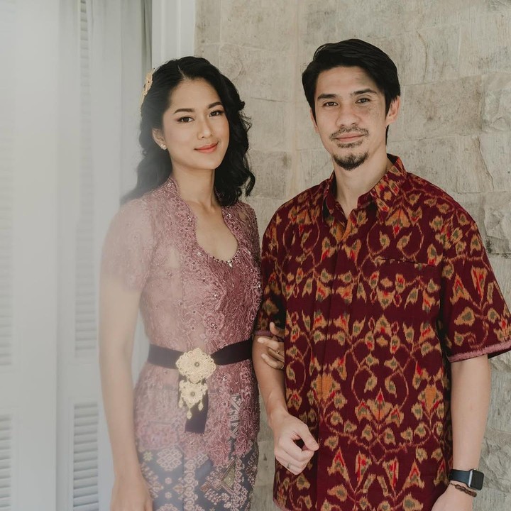 <p>Kehidupan rumah tangga Prisia dan Iedil termasuk jauh dari sorot kamera. Keduanya selalu terlihat harmonis di berbagai kesempatan. Rumah tangga pasangan ini juga tak pernah diterpa isu miring, Bunda. (Foto: Instagram @iedilputra/ @prisia)</p>
