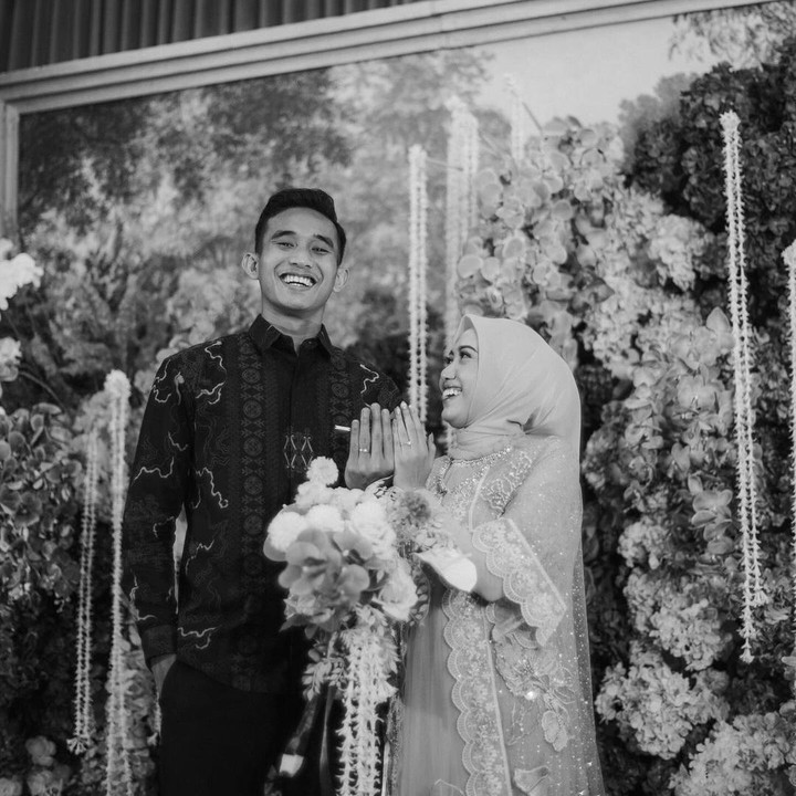 <p>Rizky Ridho membagikan momen pertunangannya ini di media sosial. Dalam potret yang dibagikan, pria 23 tahun ini terlihat begitu bahagia bersanding dengan sang kekasih. (Foto: Instagram @rizkyridhoramadhani)</p>