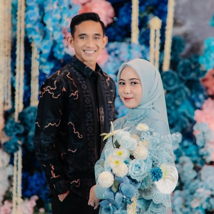 <p>Di acara pertunangan ini, Rizky Ridho mengenakan pakaian batik berwarna hitam dengan corak biru dan krem. Sementara sang kekasih, Sendy Aulia, tampak menggenakan dress berwarna biru muda yang senada dengan jilbabnya. (Foto: Instagram @rizkyridhoramadhani)</p>