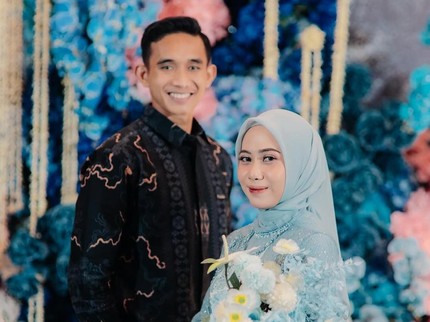 5 Potret Tunangan Bek Timnas Rizky Ridho dan Kekasih