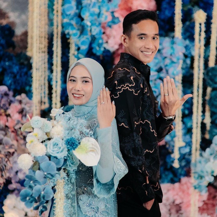 <p>Rizky Ridho dan Sendy Aulia kompak mengunggah foto saat memamerkan cincin pertunangan mereka. Keduanya terlihat serasi berdiri berdampingan, dengan dekorasi bunga berwarna biru dan merah muda. Melalui unggahan ini, Rizky Ridho menuliskan caption, "<em>Bismillahirrahmanirrahim</em>." (Foto: Instagram @rizkyridhoramadhani)</p>