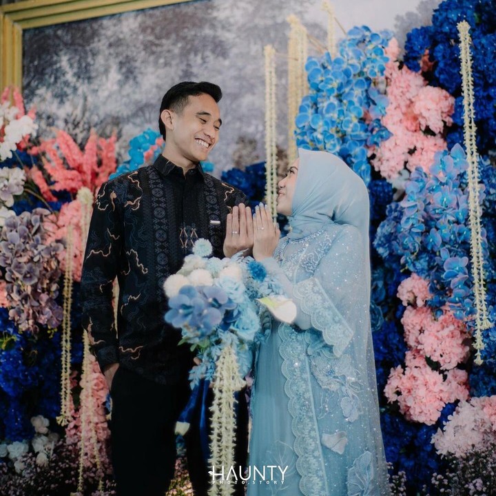 <p>Bek tim nasional (timnas) sepakbola Indonesia, Rizky Ridho Ramadhani sudah memantapkan harinya untuk melangkah serius ke jenjang pernikahan. Belum lama ini, Rizky Ridho menggelar acara pertunangan, di mana ia melamar sang kekasih, Sendy Aulia. (Foto: Instagram @rizkyridhoramadhani)</p>