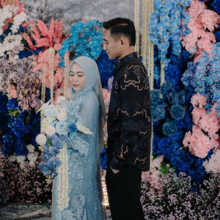 <p>Unggahan Rizky Ridho ini turut dikomentari beberapa pemain timnas. Mereka turut mendoakan Rizky Ridho yang berencana untuk melangkah ke pelaminan dengan sang kekasih. "<em>Bismillah</em> rizky dan calon. Lancar jaya selalu," tulis Egy Maulana. "lancar sampar hari H lurr, <em>bismillah</em>," ujar bek Persija, Muhammad Ferarri. (Foto: Instagram @rizkyridhoramadhani)</p>