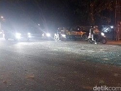 Sekelompok Orang Tawuran di Medan Malam Ini, Serpihan Kaca Berceceran
