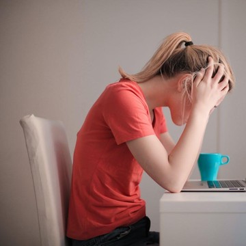 7 Tanda Kecemasan dalam Bekerja yang Perlu Diwaspadai, Cek... Kamu Ikut Rasakan?