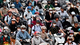 FOTO: Mencari Nafkah Pakai Motor Listrik di Vietnam
