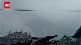VIDEO: Hujan di Puncak Gunung Lewotobi Laki, Warga Diminta Waspada