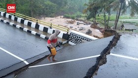 VIDEO: Melihat Dampak Banjir dan Longsor di Sukabumi