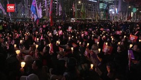 VIDEO: Ribuan Warga Turun ke Jalan Tuntut Presiden Korsel Mundur