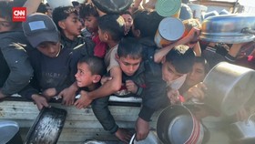 VIDEO: Penampakan Pilu Warga Gaza Berebut Makanan