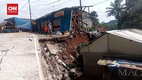 VIDEO: Puluhan Rumah di Sukabumi Roboh Akibat Tanah Bergerak