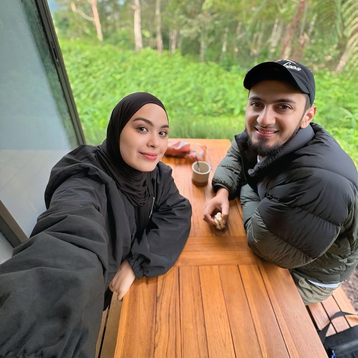 <p>Vebby juga sering membagikan momen romantis dengan suaminya. Bahkan, dalam beberapa momen, Vebby pernah menunjukkan sisi romantis sang suami. Salah satunya, Razi pernah diam-diam memberikan kejutan dengan membelikan peralatan masak yang sudah diidamkan istrinya. (Foto: Instagram @vebbypalwinta)</p>