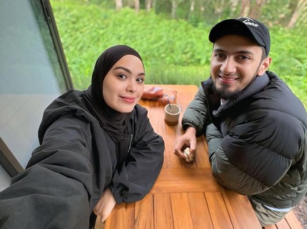 5 Potret Vebby Palwinta dan Suami yang Sering Dipuji Pasangan Romantis