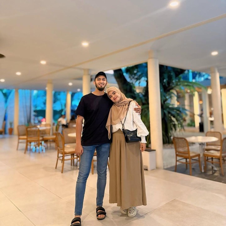 <p>Aktris Vebby Palwinta resmi menikah dengan Razi Bawazier pada 18 April 2020. Sejak menikah, kehidupan rumah tangga pasangan ini jauh dari gosip miring, Bunda. (Foto: Instagram @vebbypalwinta)</p>