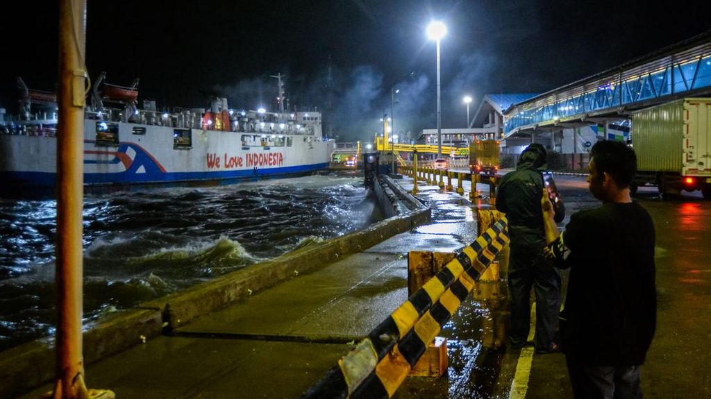 Gelombang Tinggi, 2 Truk di Geladak Kapal Terguling Timpa Motor