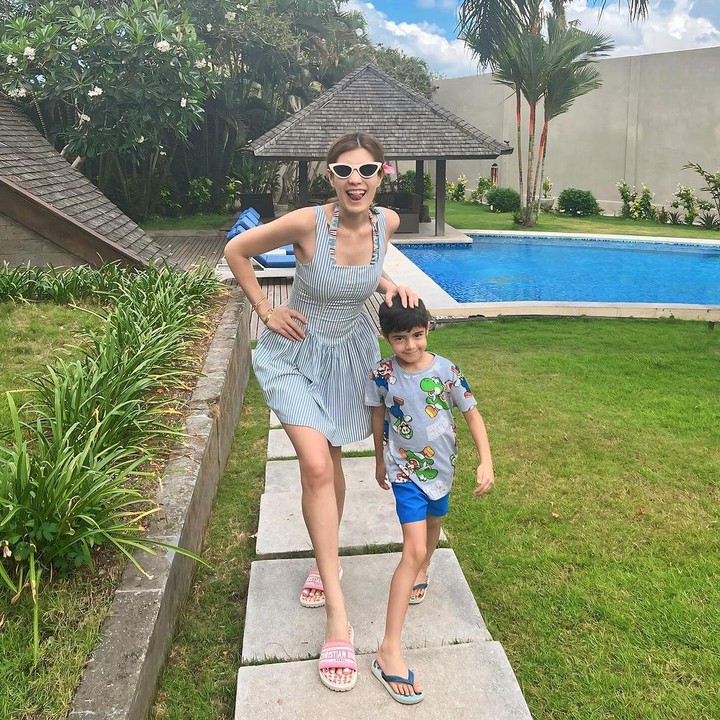 <p>Putra kedua Carissa Puteri, Zenecka Acana Naif, kini sudah tumbuh besar, Bunda. Bocah yang lahir pada 25 September 2018 itu kini sudah genap berusia enam tahun. (Foto: Instagram: @carissa_puteri)</p>