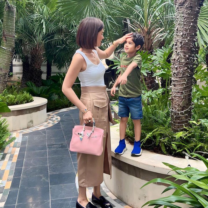 <p>Pada salah satu unggahan, dirinya mengenakan kaos hijau army dengan celana jeans selutut. Tampilannya pun semakin lengkap dengan sepatu warna senada. (Foto: Instagram: @carissa_puteri)</p>