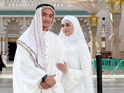 6 Fakta Pernikahan Zumi Zola dan Putri Zulkifli Hasan di Madinah