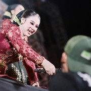 Mengenal Niken Salindry, Pesinden yang Mendadak Tersorot karena Memuliakan Pedagang Es Teh di Konsernya