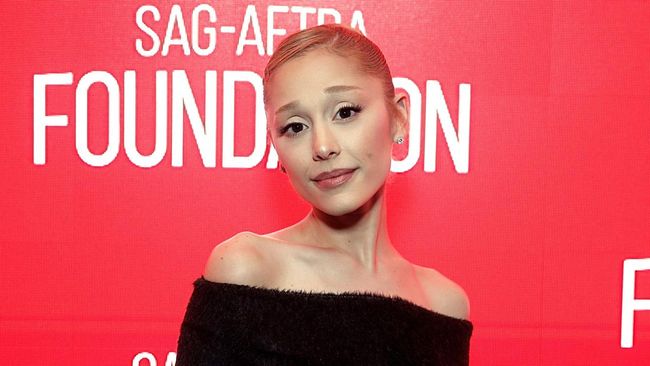 Pria Australia dideportasi setelah nekat menerobos barikade dan memeluk Ariana Grande saat premier film Wicked: For Good di Singapura.