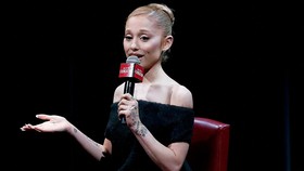 Ariana Grande Emosional Saat Bahas Tekanan Soal Penampilan Fisik