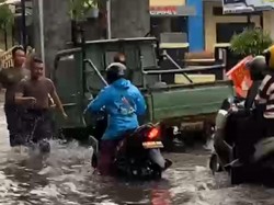 Kawasan Perkotaan Tulungagung Banjir, Satpas SIM Ikut Terendam