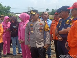 Polres Probolinggo Kota Kirim Air Bersih untuk Warga Gili Ketapang