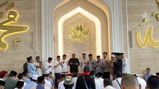 Chairul Tanjung (CT) meresmikan Masjid Ummu Al Karimah dan Mahad Aly Arbaa di Bedahan Sawangan, Depok, Jumat (6/12).