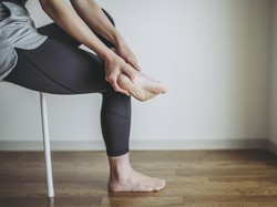 6 Gejala Kolesterol Tinggi yang Muncul di Kaki, Terasa Saat Berjalan