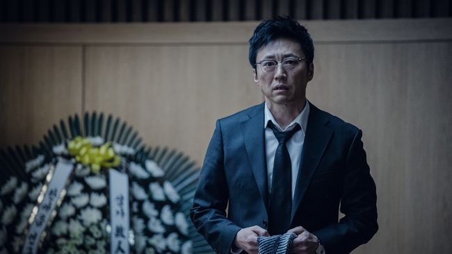Review Film Devils Stay: Park Shin-yang bagai kerja sendirian mengangkat film ini yang mendem karena ceritanya.