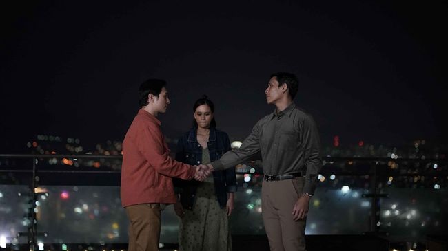 Cinta Tak Seindah Drama Korea mengisahkan cinta segitiga perempuan bernama Dhea dengan Bimo dan Julian.