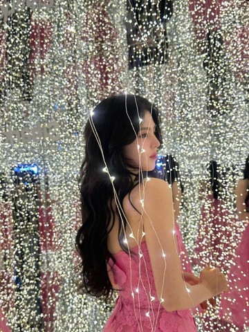 Intip 5 Potret Aktris Korea Han So Hee yang Tampil Menawan dalam Balutan Gaun Pink