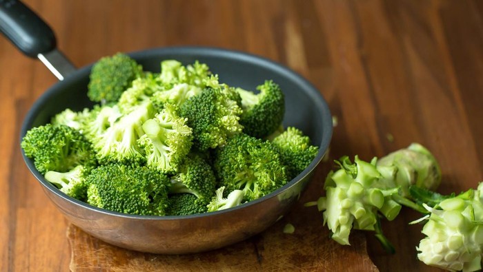 Healthy Green Organic Raw Broccoli Florets Ready for Cooking. Broccoli.Raw fresh broccoli on wooden table.