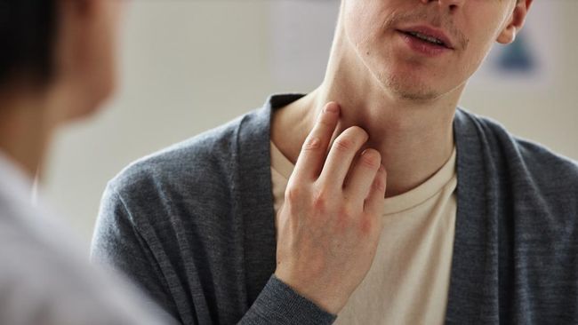 Jakun merupakan karakteristik yang umum pada laki-laki. Lantas, kenapa laki-laki memiliki jakun menonjol di lehernya? Apakah perempuan juga memilikinya?
