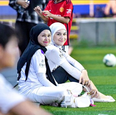 Momen Irish Bella dan Sang Anak Dukung Haldy Sabri Main Bola, Full Senyum