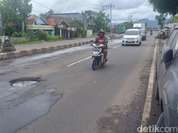 Janji BBPJN Perbaiki Lubang di Poros Maros-Pangkep Bikin Ban Mobil Pecah