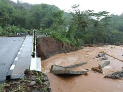 10 Jembatan Putus Akibat Banjir Bandang di Sukabumi