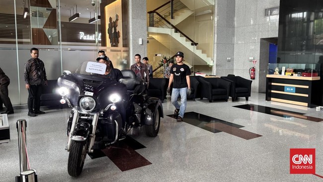 Lelang barang rampasan koruptor yang dilakukan Komisi Pemberantasan Korupsi (KPK) dalam Hari Antikorupsi Sedunia (Hakordia) menghasilkan Rp17 miliar.