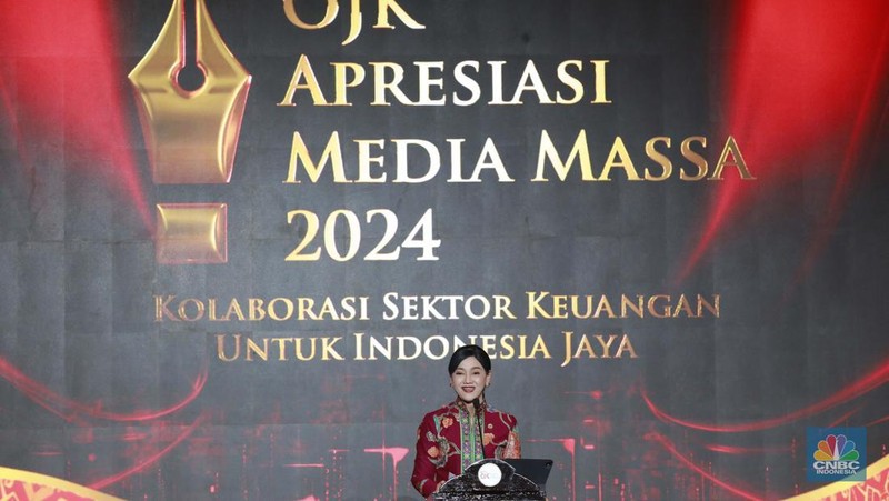 Wakil Ketua Dewan Komisioner OJK Mirza Adityaswara memberi penghargaan untuk Direktur CNBC Indonesi Shanta Curanggana di kategori Dunia Pers Televisi Terproduktif untuk media CNBC Indonesia di acara OJK Apresiasi Industri Media Massa 2024 di Hotel Ritz Carlton, Jakarta, Hari Jumat (6/12/2024). Wakil Ketua Dewan Komisioner OJK Mirza Adityaswara memberi penghargaan terhadap Direktur CNBC Nusantara Shanta Curanggana di kategori Industri Media Televisi Terproduktif untuk media CNBC Tanah Air di acara OJK Apresiasi Media Massa Massa 2024 ke Hotel Ritz Carlton, Jakarta, Hari Jumat (6/12/2024). (CNBC Indonesia/Muhammad Sabki)